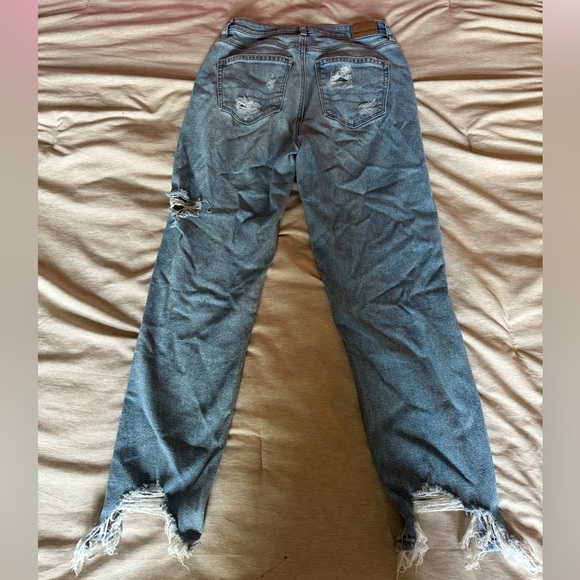 Distressed American Eagle Mom light wash denim jeans - Picture 5 of 6